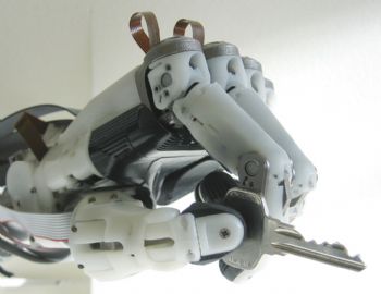 Scientists have a hand in  creating life-like robo
